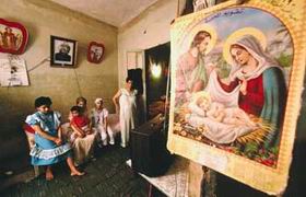 Reprodukcje religijnych obrazów na drzwiach i ścianach widać w całej dzielnicy zamieszkałej przez Koptów